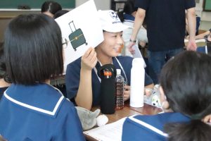 [空港]なっちがカバン見せる